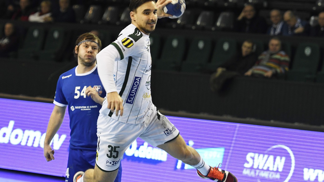 Na snímke vpredu Bruno Butorac z Tatrana Prešov a vzadu Tomáš Vallo z MŠK Považská Bystrica.