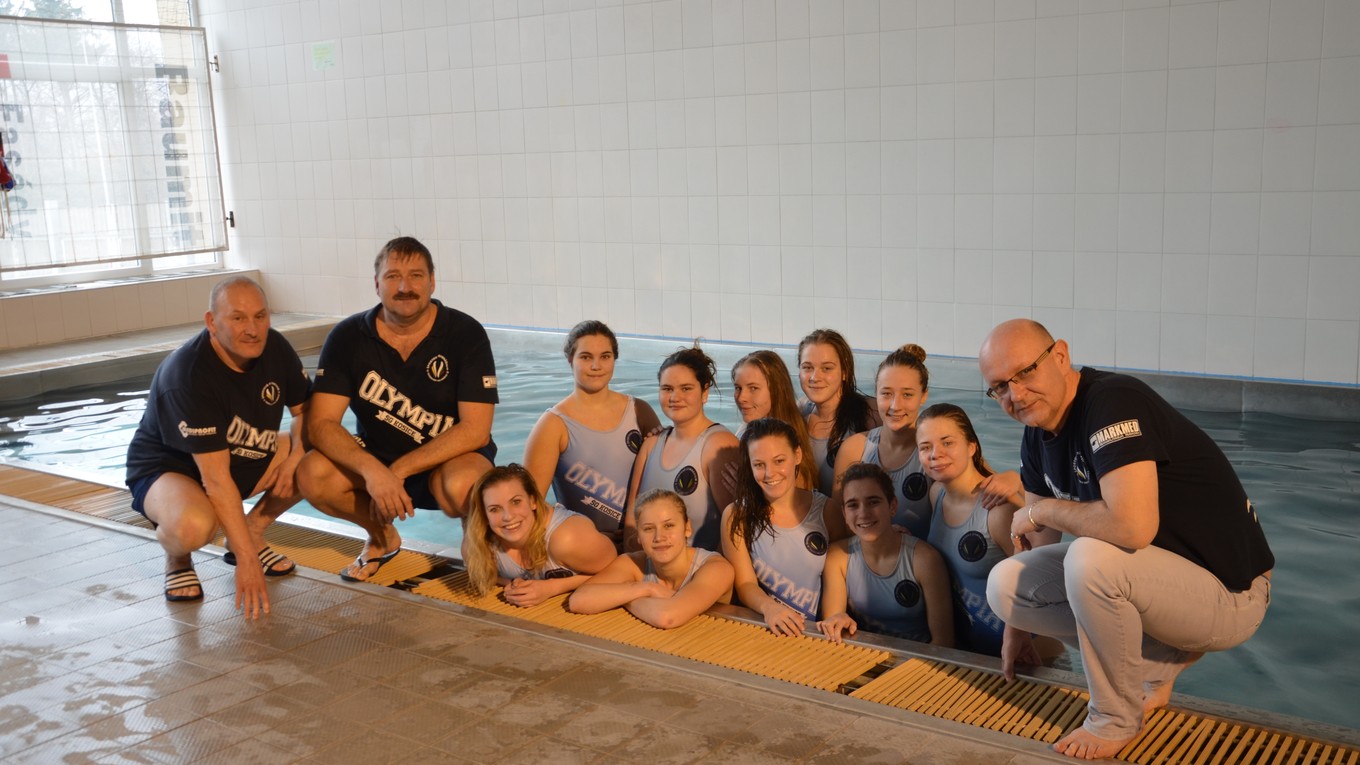 Vedú ligovú tabuľku. Hráčky ŠK Olympia s trénerom Sz. Eschwigom.