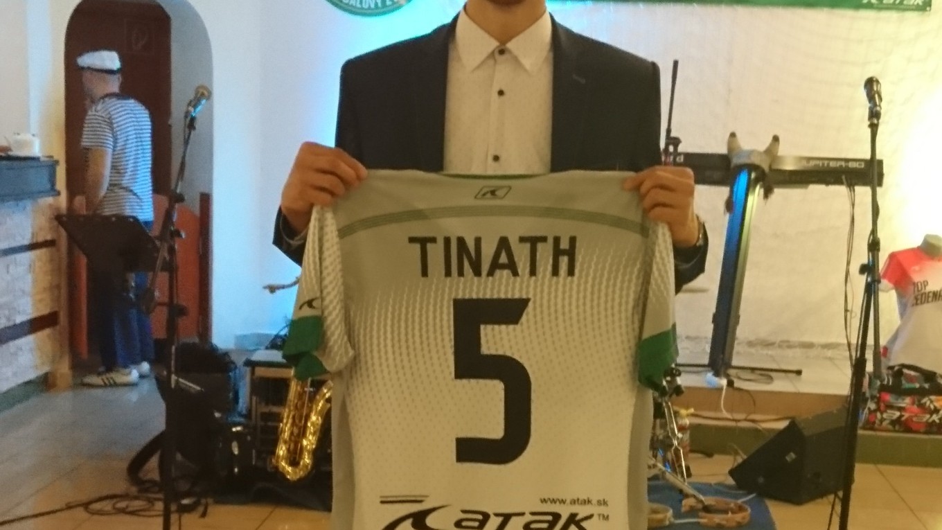Futbalista Plavnice Kristián Tináth. 