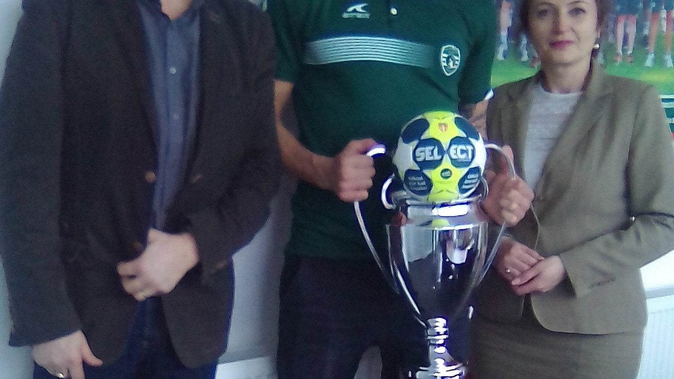 S cennou trofejou. Sprava A. Turčanová, L. Urban a J. Hudáč. 