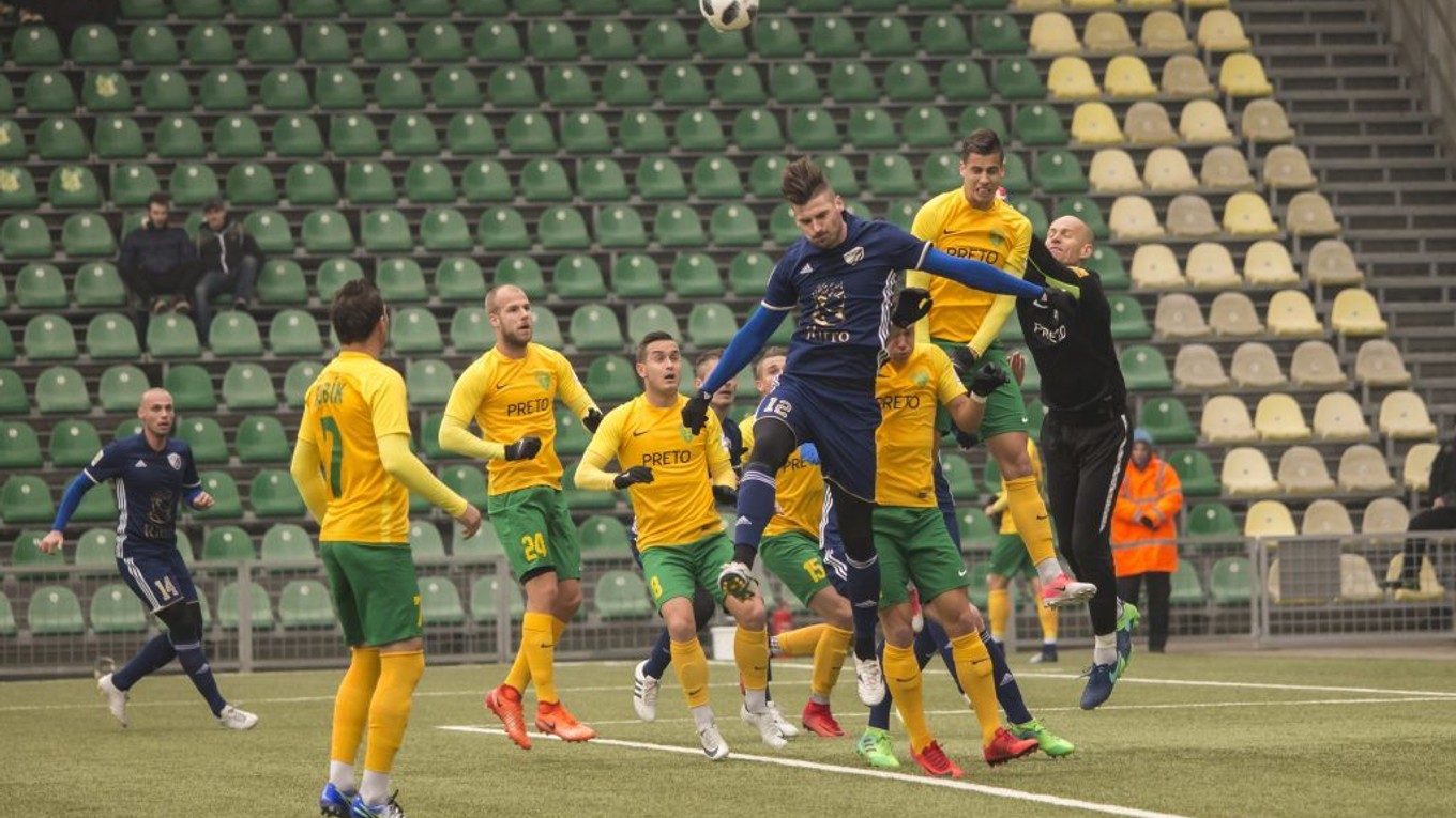 Rozhodol o zaujímavej výhre. Lukáš Horváth (v strede) sa presadil dvakrát.