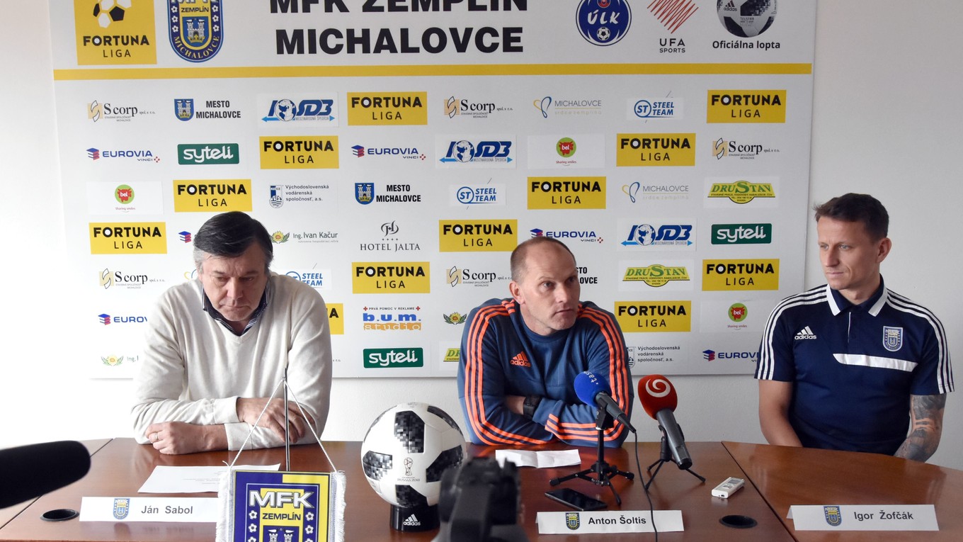 Zľava člen predstavenstva klubu MFK Zemplín Michalovce Ján Sabol, tréner Anton Šoltis a hráč Igor Zofčák.