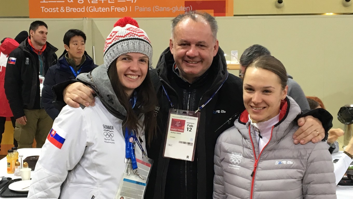 Prezident a fanúšik. Videli sa v jedálni, vpravo Barbara, vľavo Kiskova dcéra.