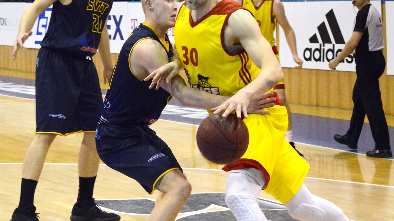 Peter Sedmák (vpravo). V ankete Najlepší basketbalista roka obsadil tretie miesto.