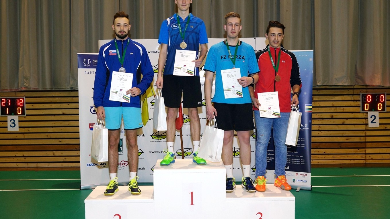  Bedmintonista Dratva so zlatou medailou.