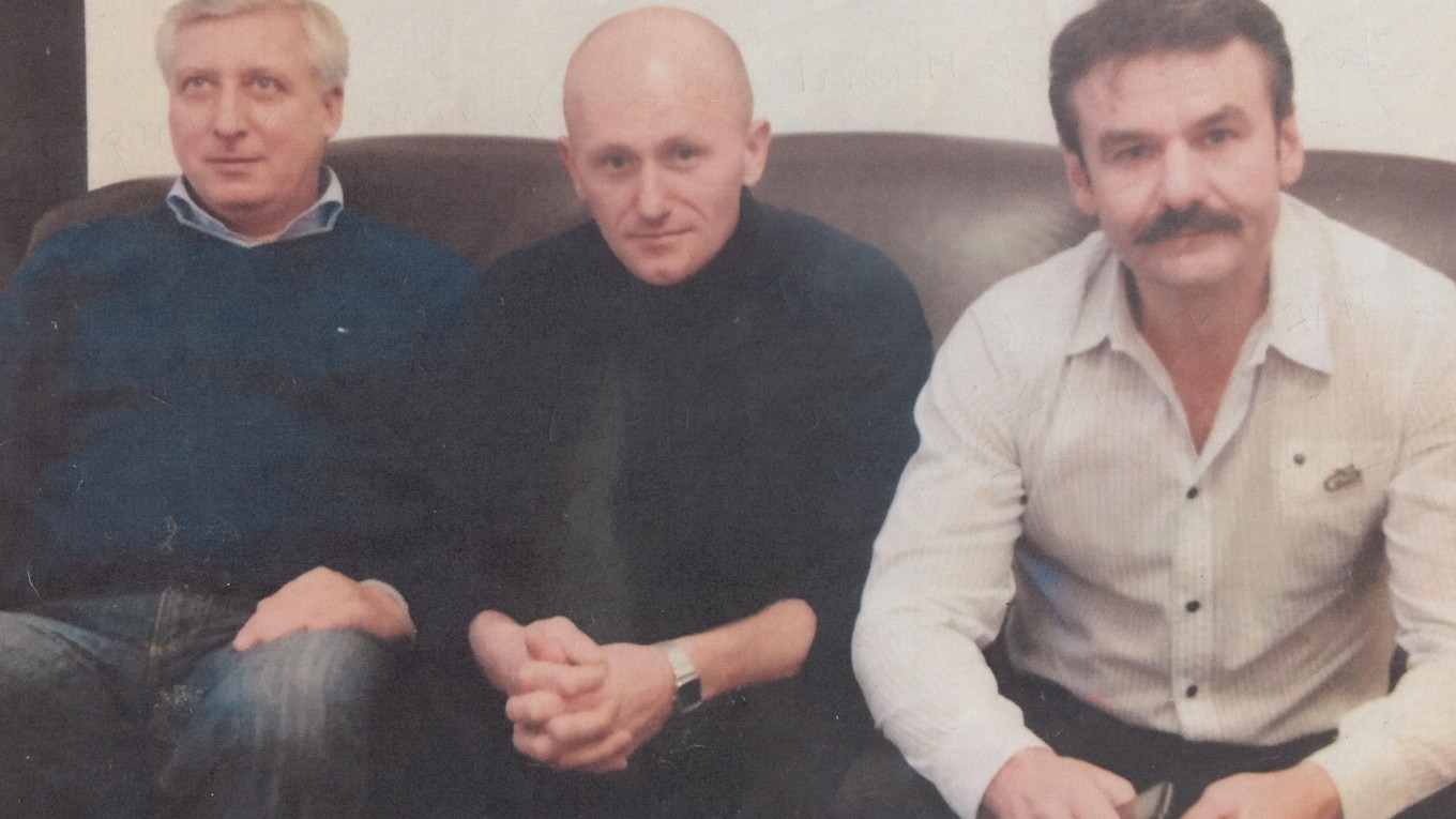 S. Lindvai (v strede). S podporným tímom – vľavo manažér Michal Serečin, vpravo Ján Andráš.