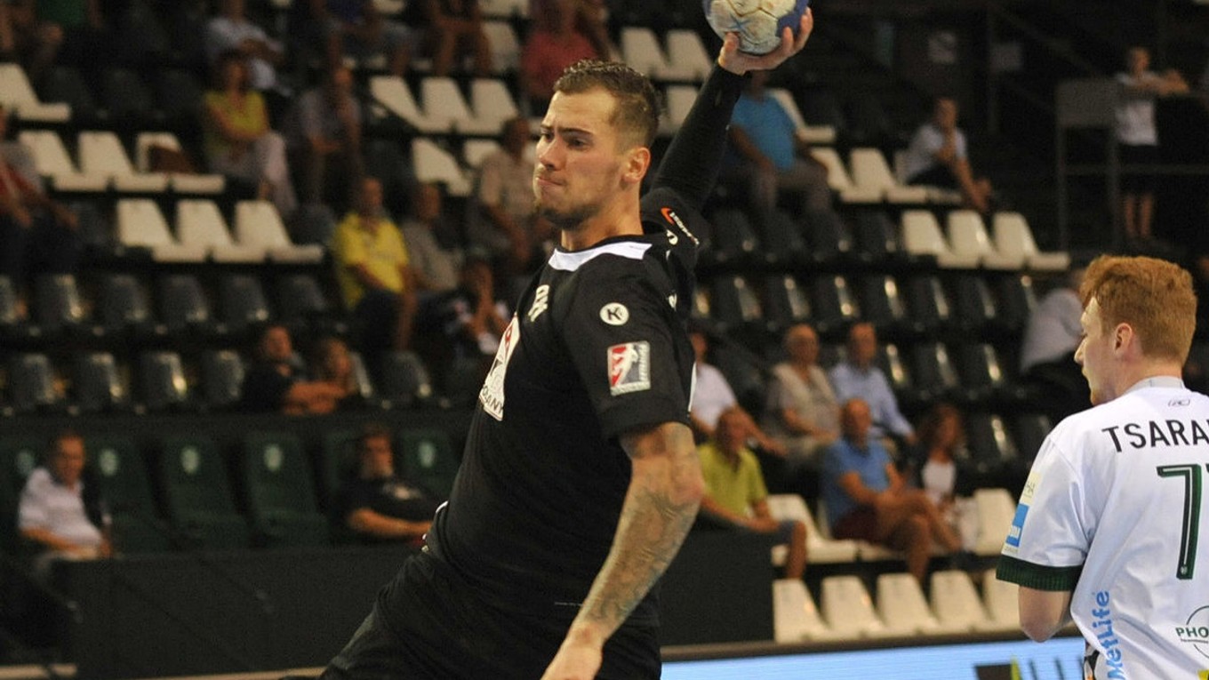 Crows posilní Juraj Urban, majúci bohaté skúsenosti z najvyššej súťaže. Momentka zachytáva odchovanca prešovskej hádzanej (vľavo) práve zo súboja proti Tatranu.