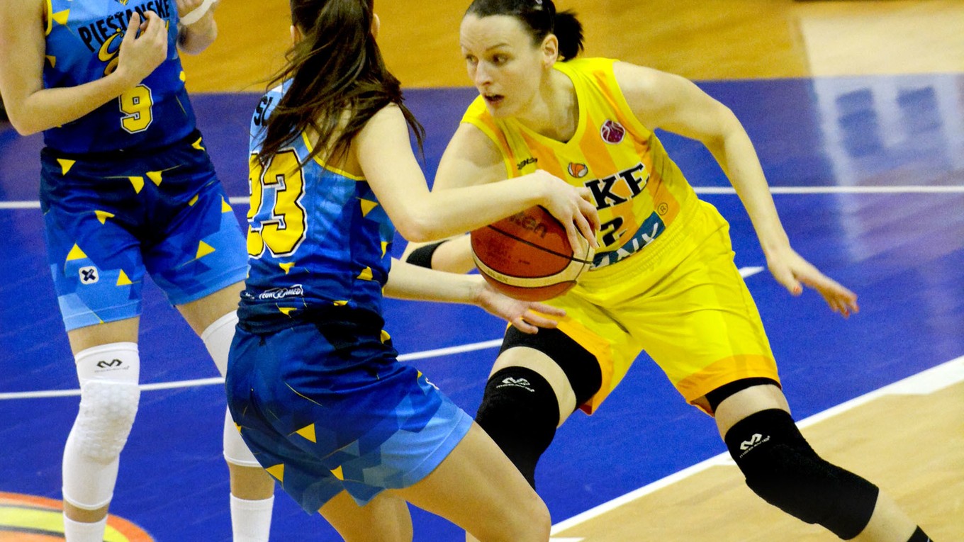 Anna Jurčenková (vpravo). Konto Piešťan zaťažila trinástimi bodmi.