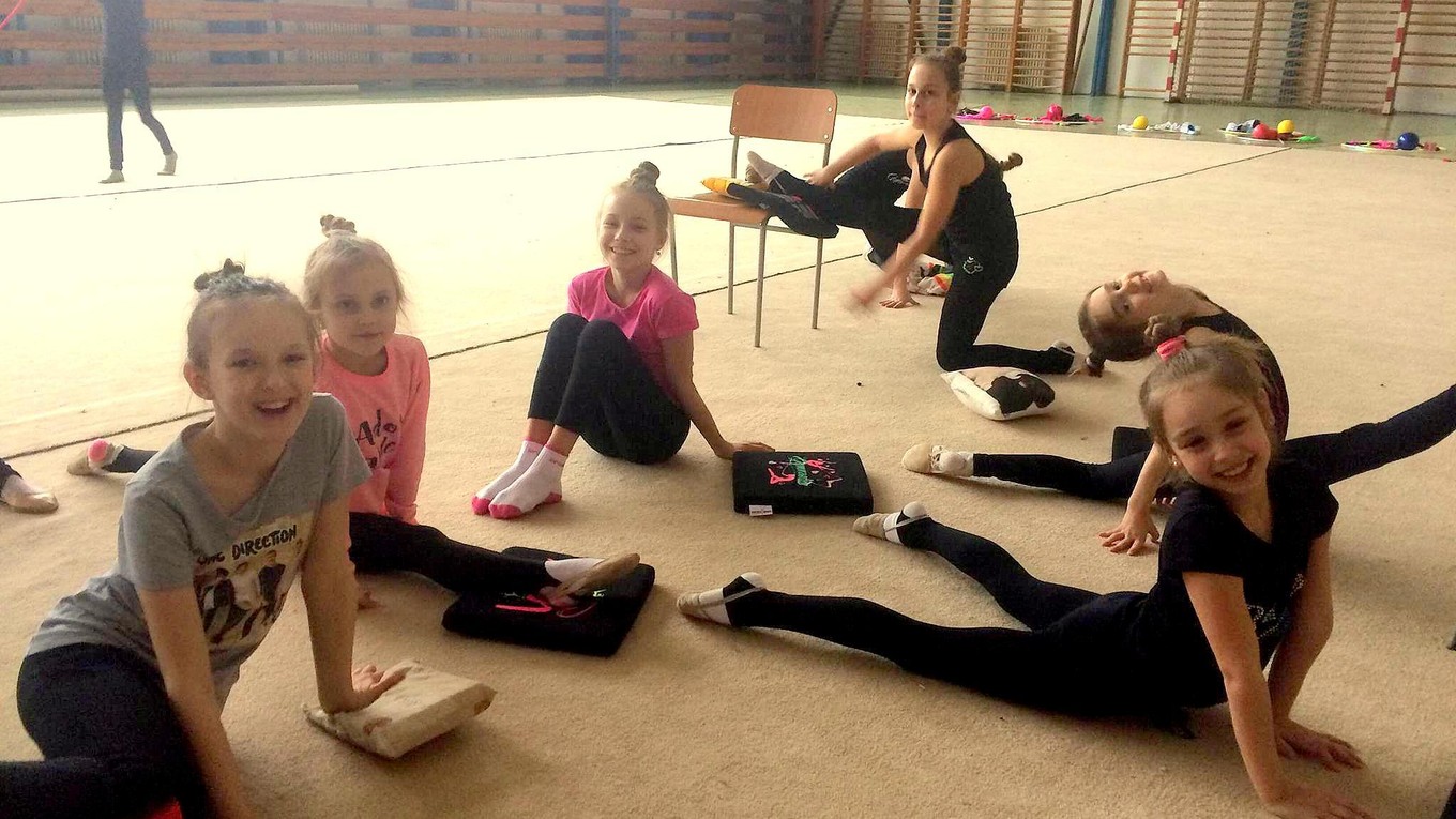 Trénovalo sa vonku aj v telocvični. 