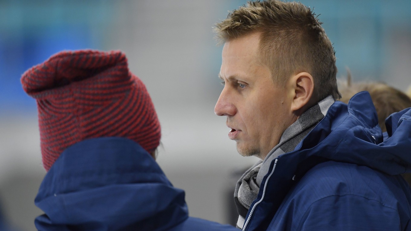 Na olympiáde v Pjongčangu. R. Staňa pri sledovaní tréningu slovenských hokejistov.