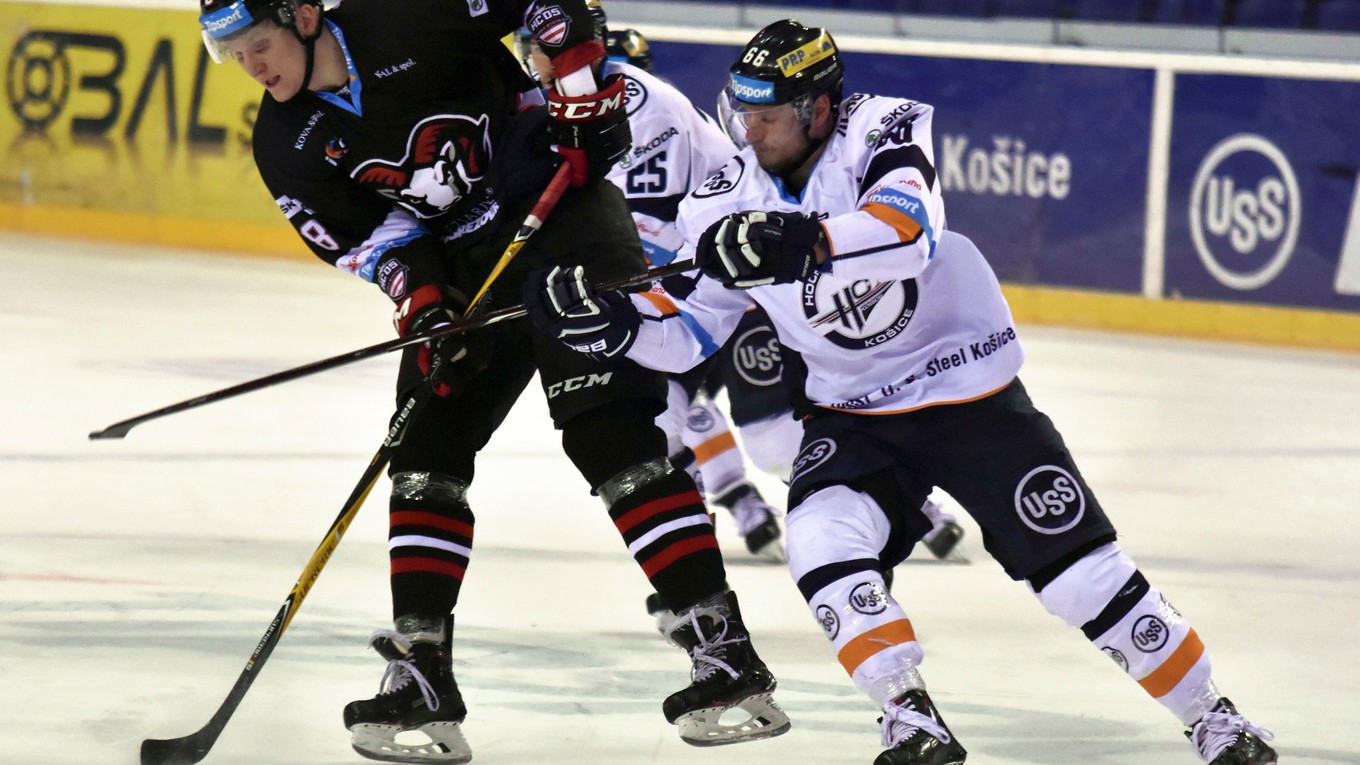 Na snímke vľavo hráč Banskej Bystrice Pavol Skalický, vpravo hráč Košíc Petr Kafka.