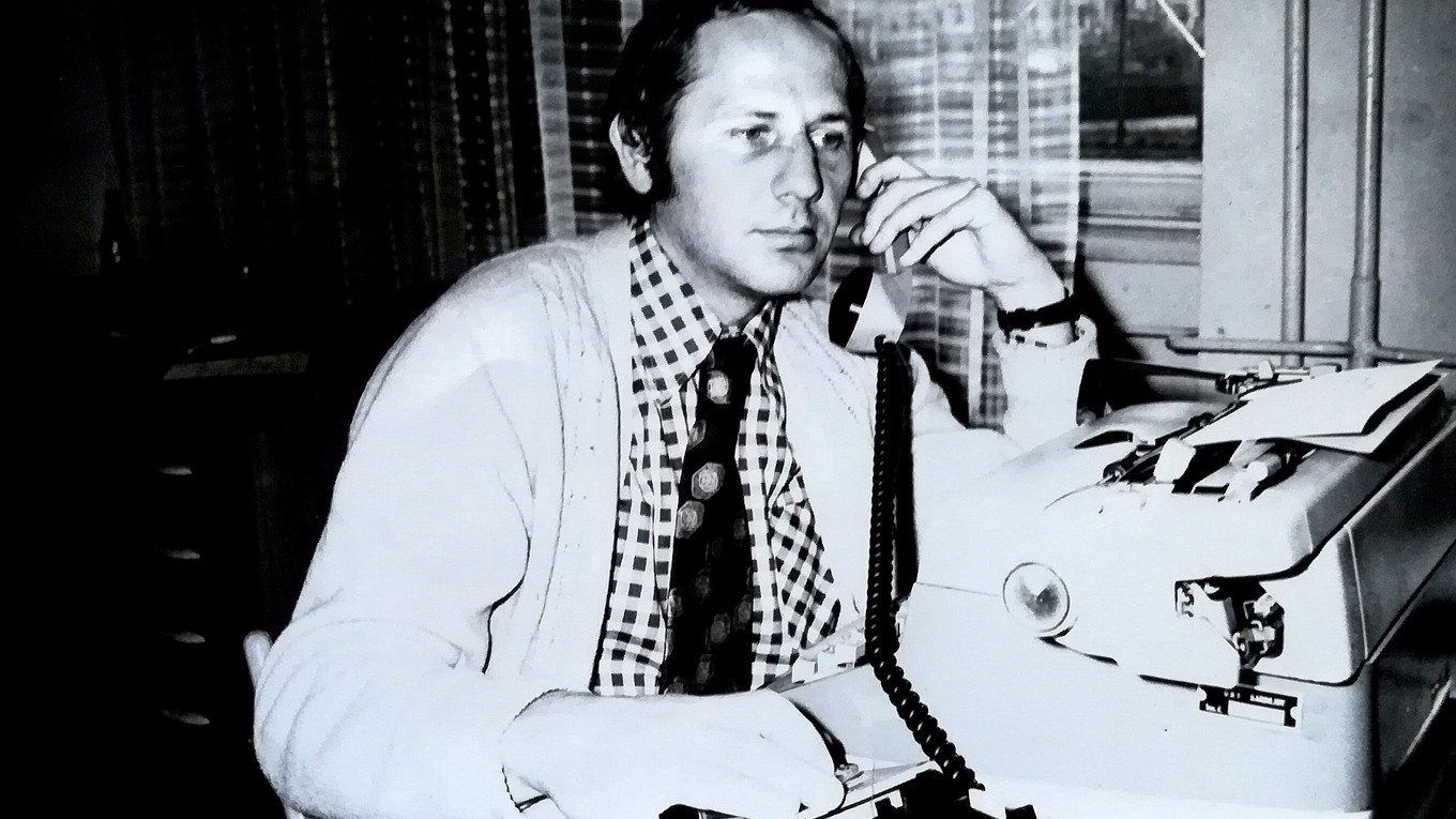 Ako redaktor ešte za písacím strojom.