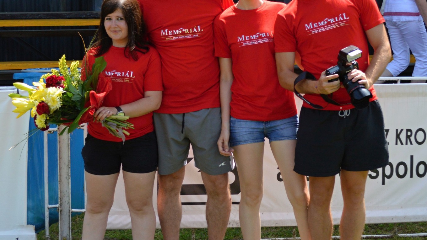 Šéfovi krompašského futbalu Františkovi Jochmanovi (druhý zľava) pomáhajú aj deti, ktoré sú tiež „zažraté“ do tohto športu.