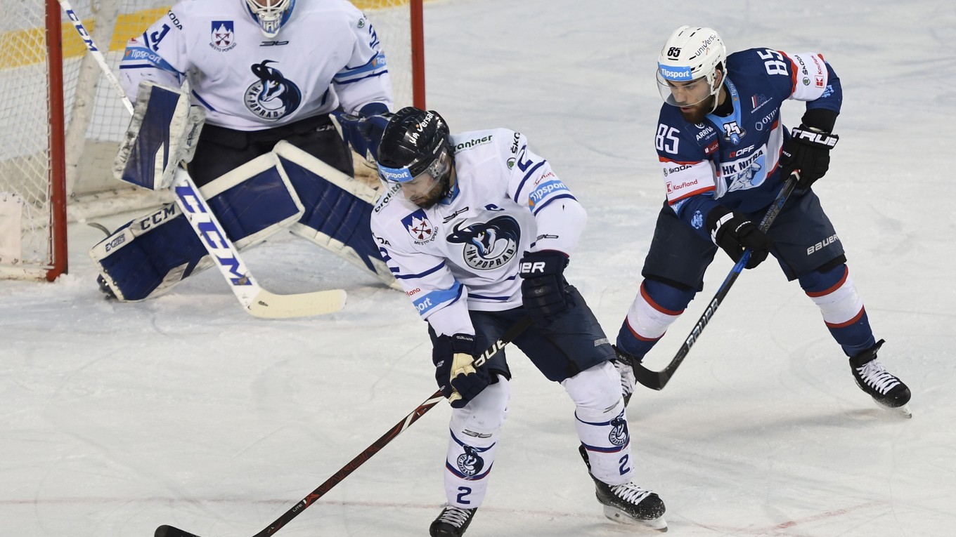Na snímke vľavo Štefan Fabian, vzadu brankár Mathieu Corbeil – HK Poprad, vpravo Marek Slovák – HK Nitra. 