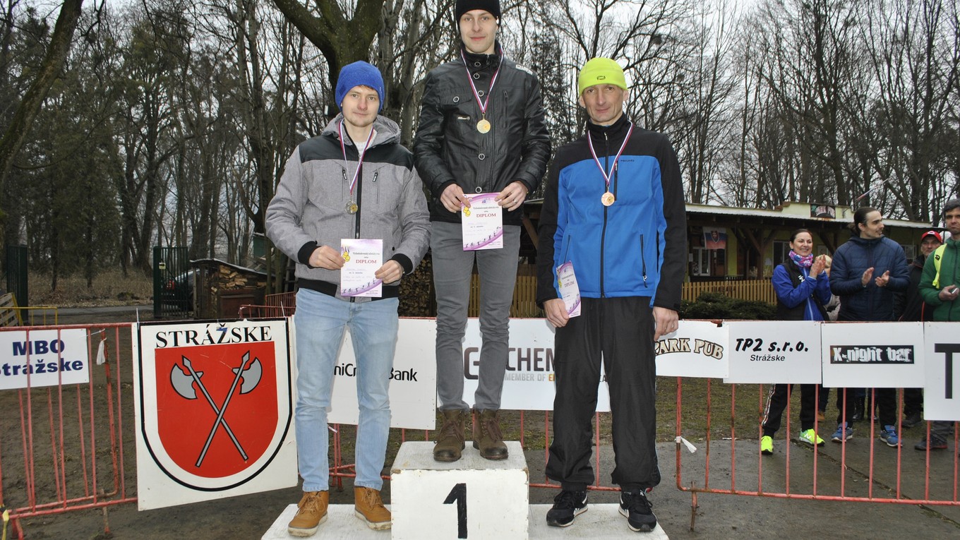 Východniari. Medailisti v rámci majstrovstiev VsAZ v cestnom behu na 10 km. V strede víťazný Vyšňovský.