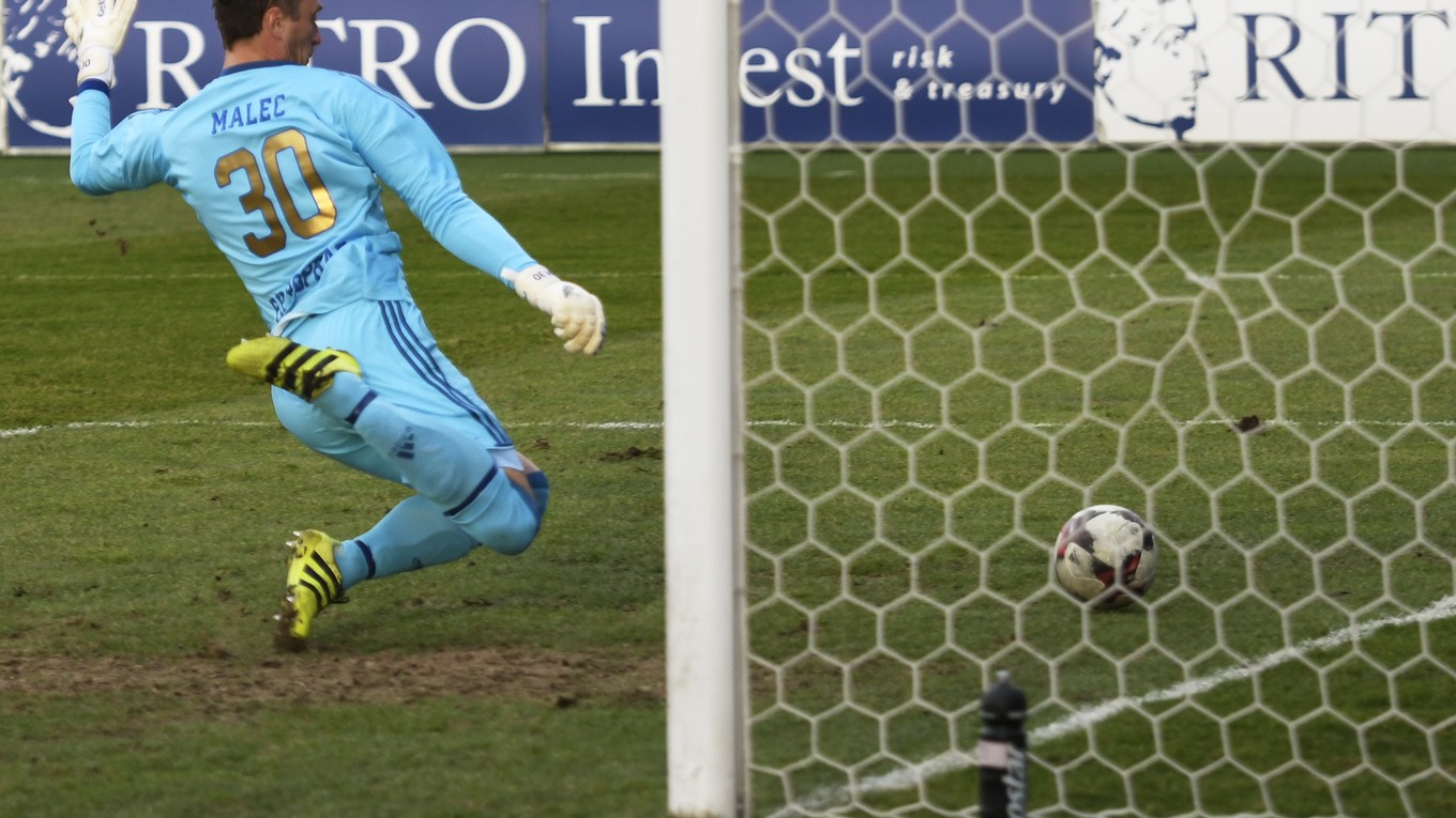 Vlastný gól v sieti Popradu, snaha branára Maleca už vyznela naprázdno.