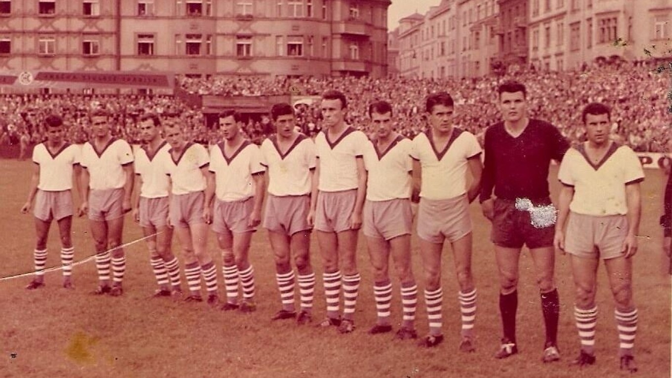 Z jubilantovej mladosti. Gejza Csákvári (štvrtý sprava) pred nabitými tribúnami pred zápasom v Prahe. 