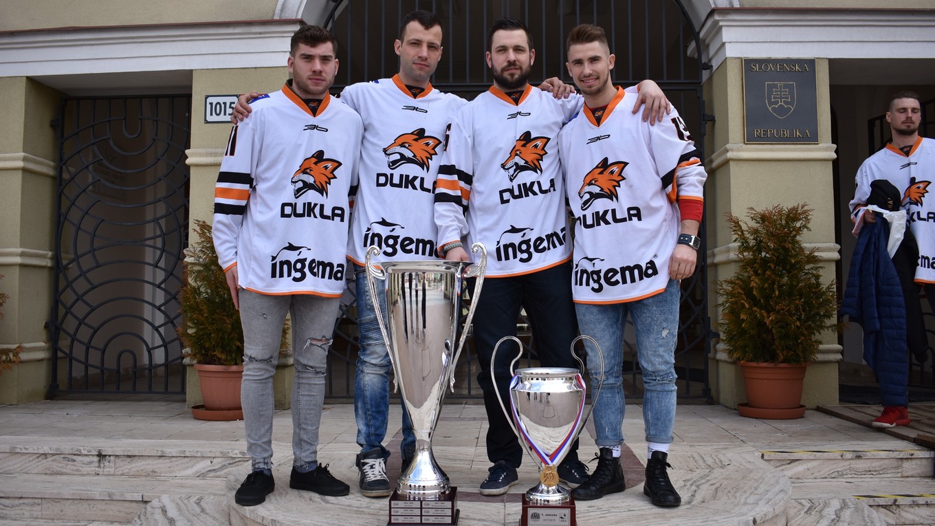 Spišiaci v michalovskom drese a s trofejami – zľava Branislav Cvengroš, Daniel Hančák, Tomáš Valečko a Lukáš Hamráček. 