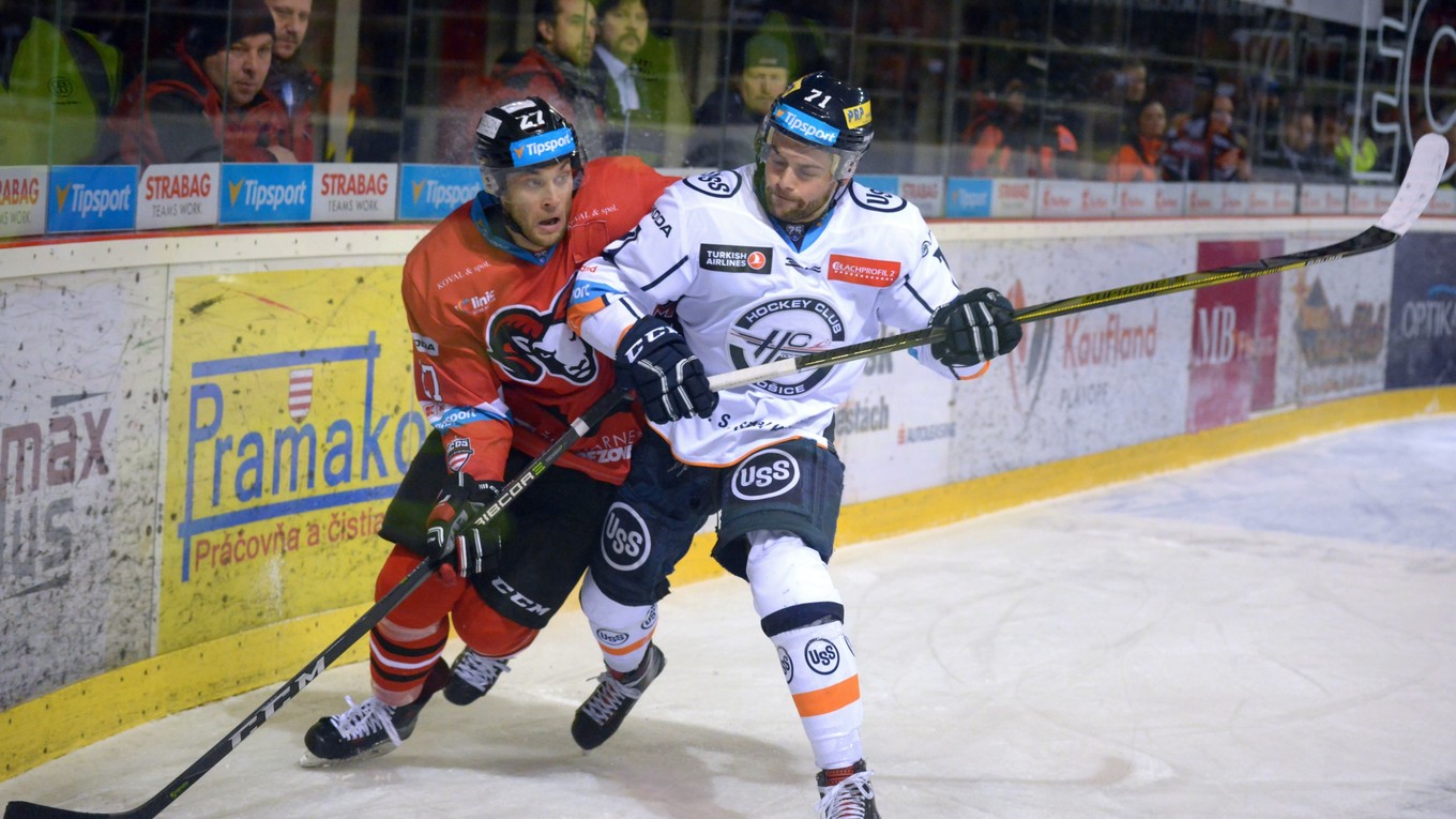 Košický obranca Edurad Šedivý (vpravo). Verí, že východniari to doma, aj s pomocou fanúšikov, zvládnu.