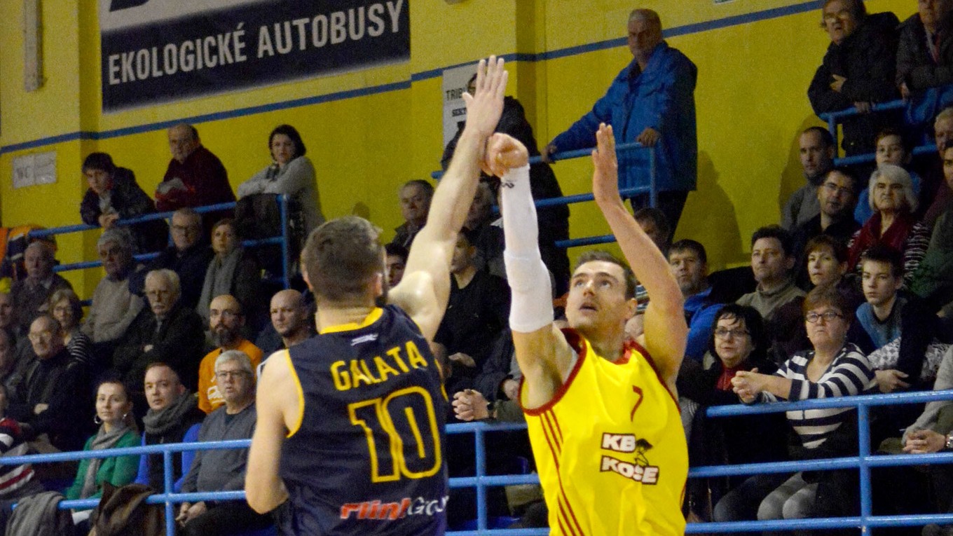 Najlepší trojkár v lige úradoval. I. Marič (vpravo) sa spoza oblúka trafil päťkrát.