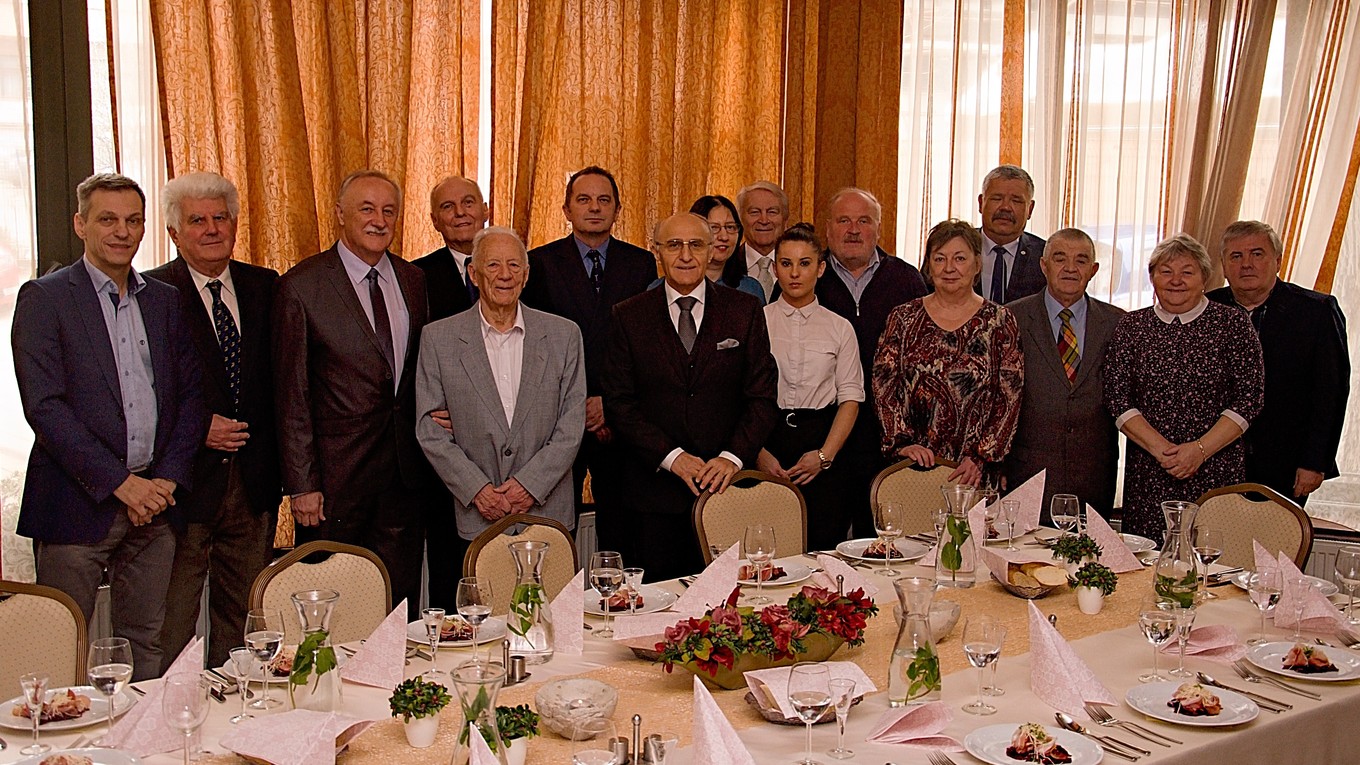 Na ďalšie roky života a spolupráce si s tromi jubilantmi (uprostred) pripili aj riaditeľ organizačného výboru Branislav Koniar, prezident MKK Ján Sudzina a ďalší gratulanti.