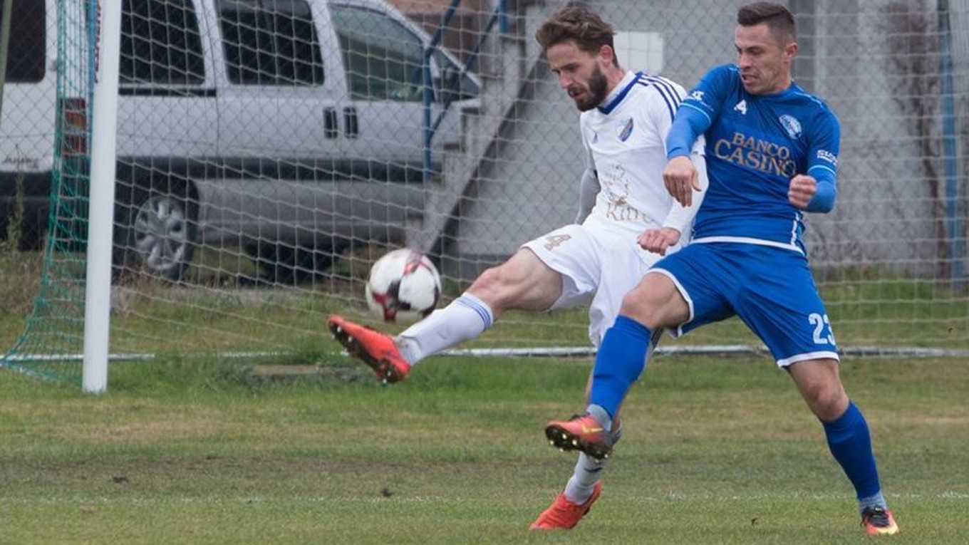 Michal Cmarko (vpravo). Lokomotívu nasmeroval k triumfu dvoma gólmi.