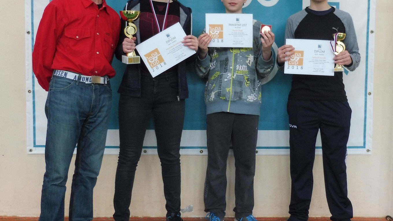 Trojica strelcov z Parchovian spoločne so svojím trénerom Pavlom Cibákom.