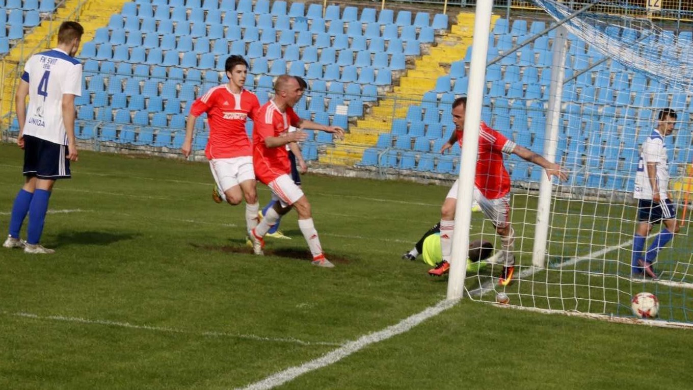 Rozhodujúci moment zápasu. Kapitán FK Košice Pavol Turczyk strieľa víťazný gól. 