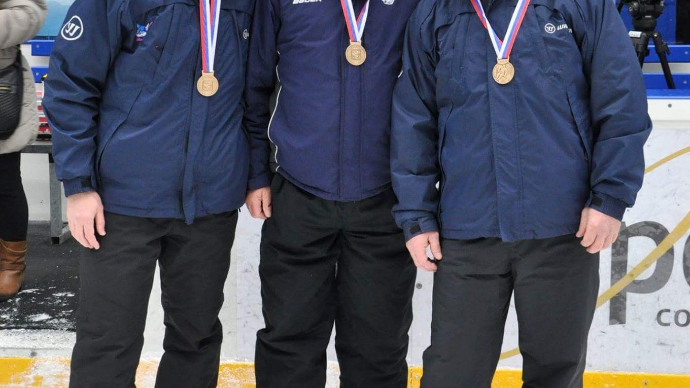 Pre statočnú prácu bol pre Milana Skokana (v strede) v uplynulej sezóne odmenou bronz.