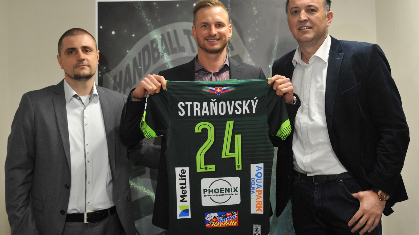 Martin Straňovský s manažérom Benickým a trénerom Golužom.