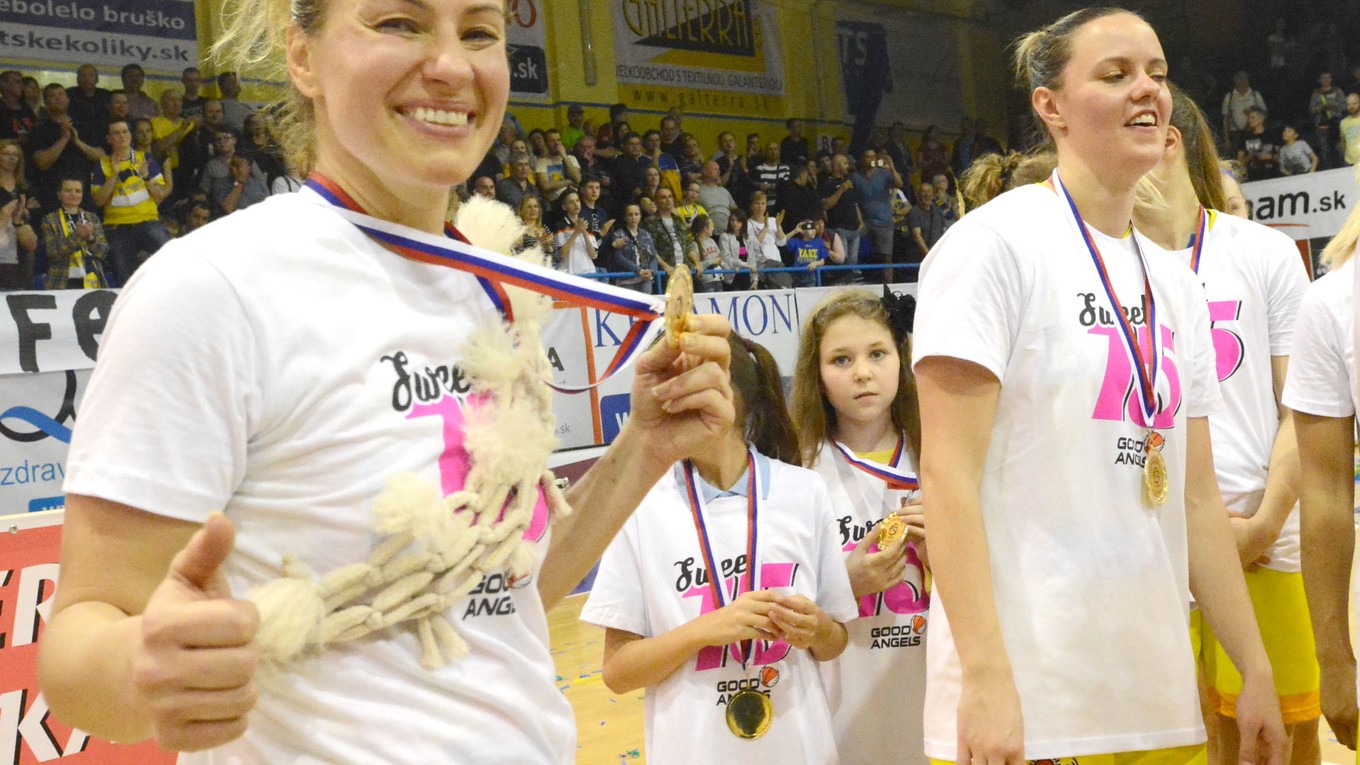 Pre mladú generáciu basketbalistiek bude Z. Žirková (vľavo) vždy príkladom.
