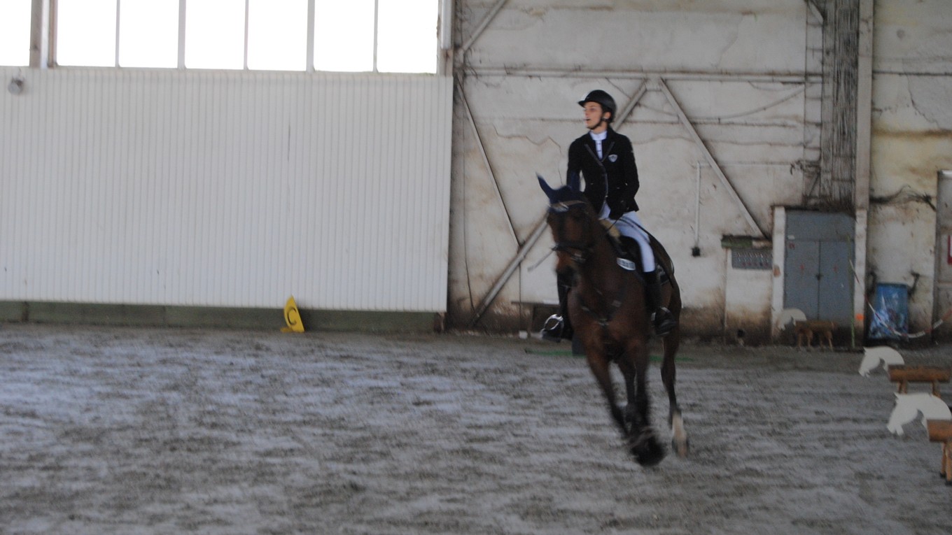 Na úvodných prešovských pretekoch. Domáca Bibiána Ižarová (6.) na kobyle Charis.