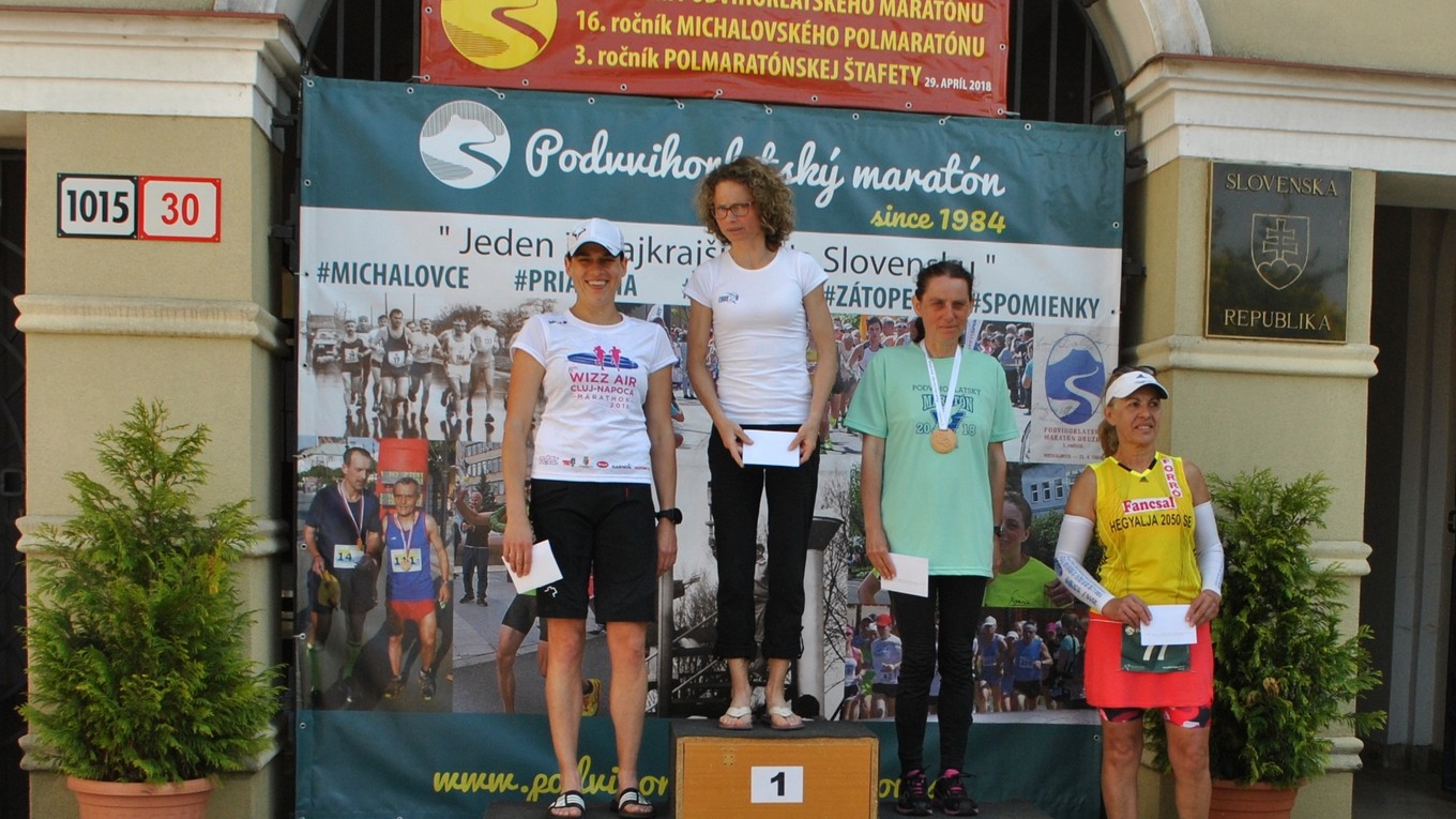 Medzi ženami boli na stupni víťazov iba východniarky. V strede víťazná Krištanová.