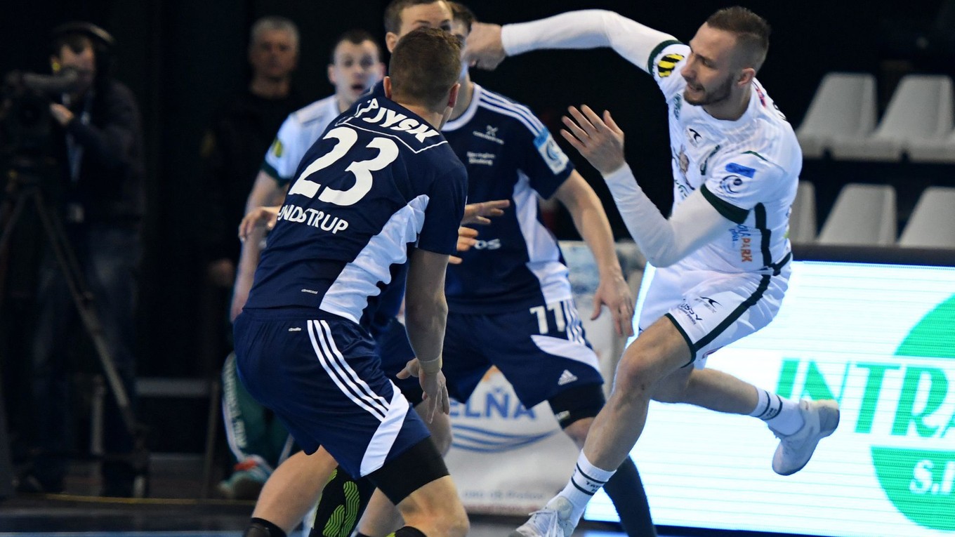 Dominik Krok (vpravo) si váži každú príležitosť byť na ihrisku.