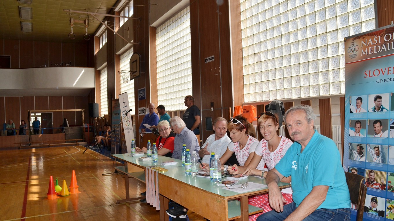 Športovci spolu s predsedom OKG J. Králikom.