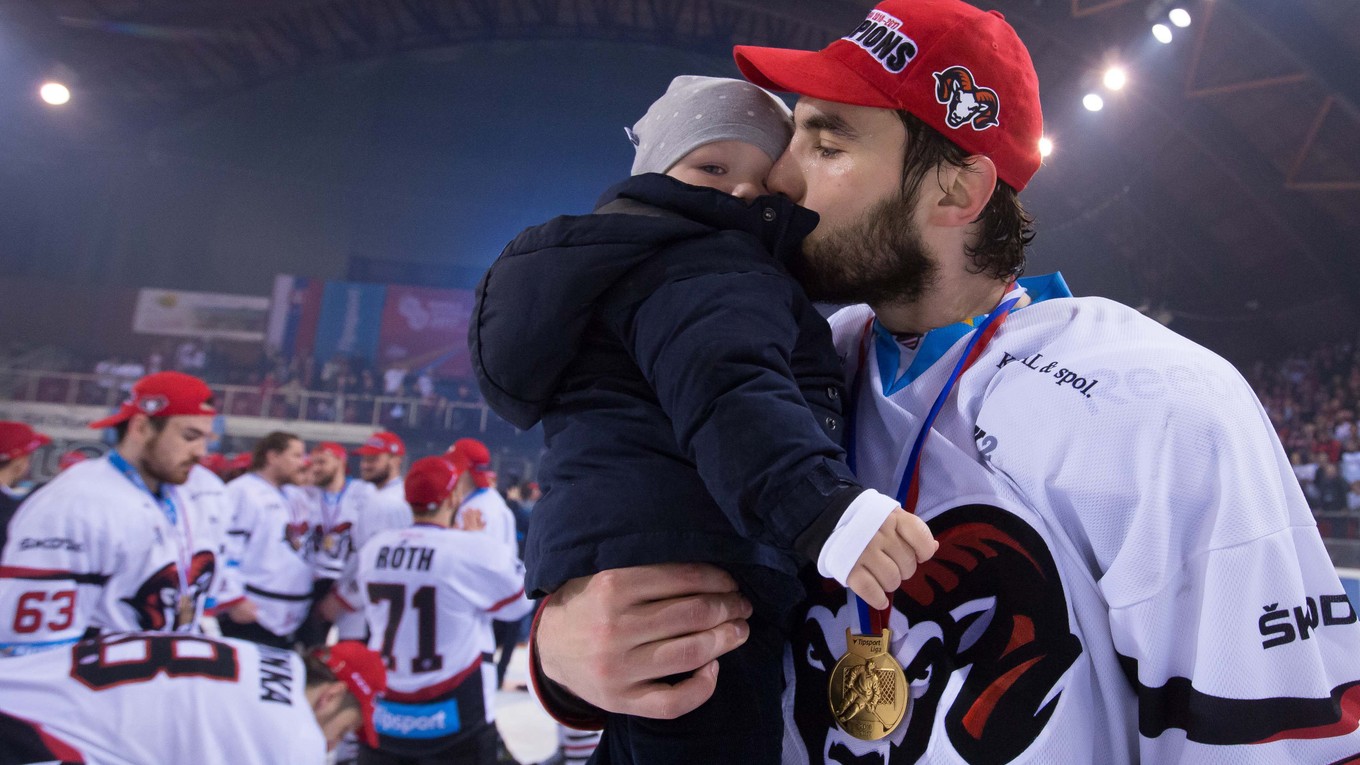 Takto so synom v náručí oslavoval Vladimír Mihálik pred rokom svoj prvý majstrovský titul. Momentálne ich už má dva.