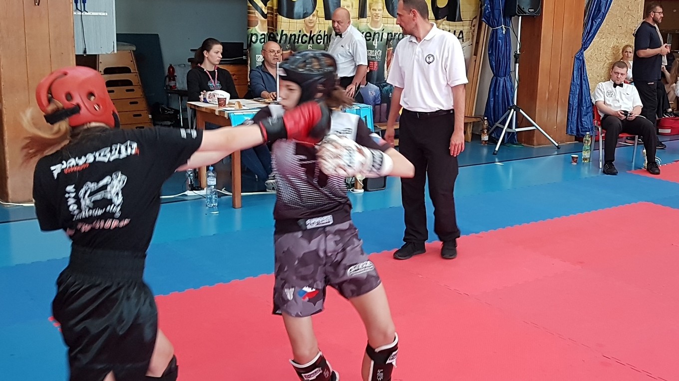 E. Železníková (vľavo) a jej úspešný úder.