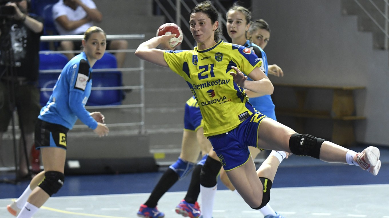 Na snímke s loptou hráčka Michaloviec Patrícia Wollingerová.