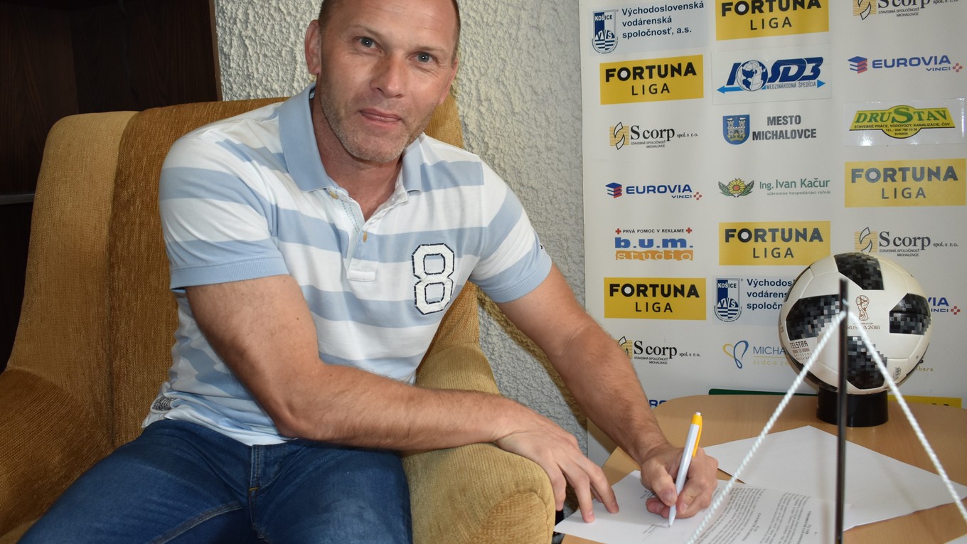 Tréner Anton Šoltis pri podpise novej zmluvy.