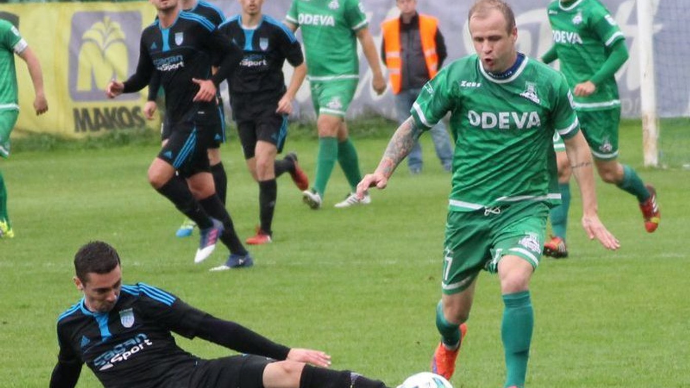 V tretej lige majú zatiaľ k postupu najbližšie Lipany (v zelených dresoch).