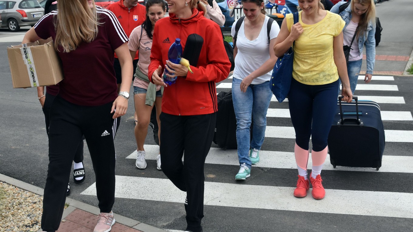 Na snímke hráčky slovenskej ženskej reprezentácie v hádzanej prichádzajú na zraz reprezentácie žien pred vyvrcholením kvalifikácie ME 2018 v Kaluži na Zemplínskej Šírave.