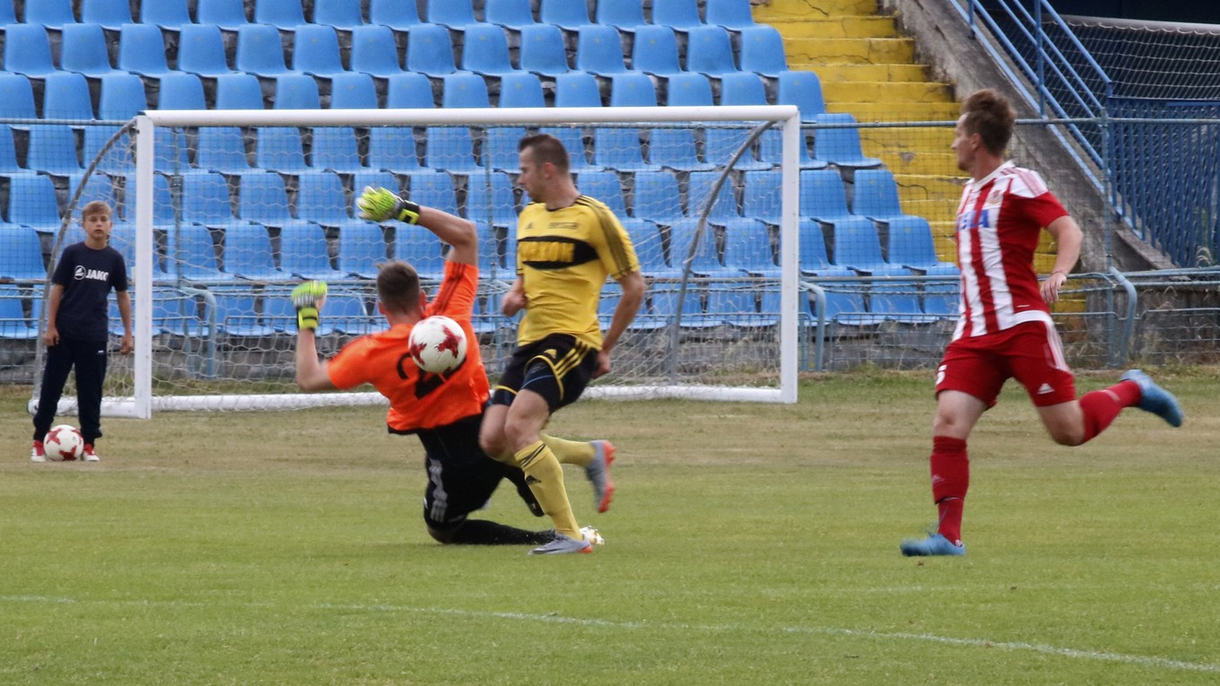 Kanonier FK Košice R. Bandžuch (v žltom) sa proti Stropkovu pochlapil, strelil všetky tri góly.