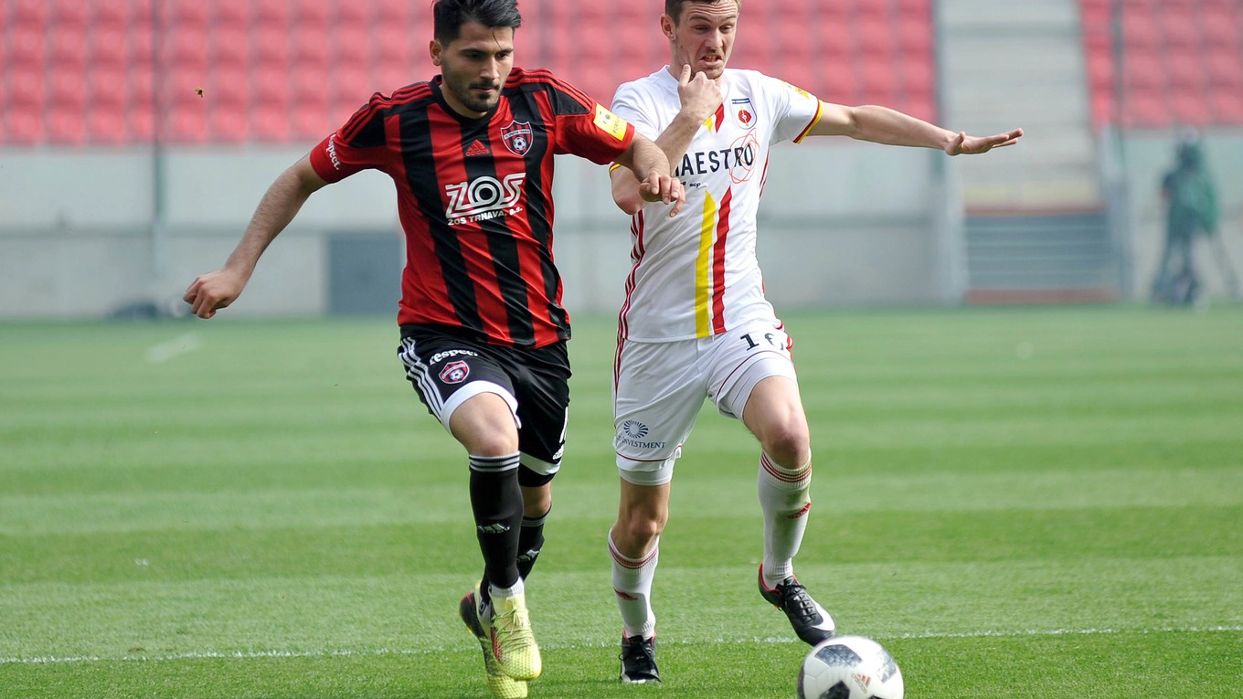 Kubilay Türk Yilmaz z FC Spartak Trnava a Michal Jonec (vpravo) z MFK Ružomberok.
