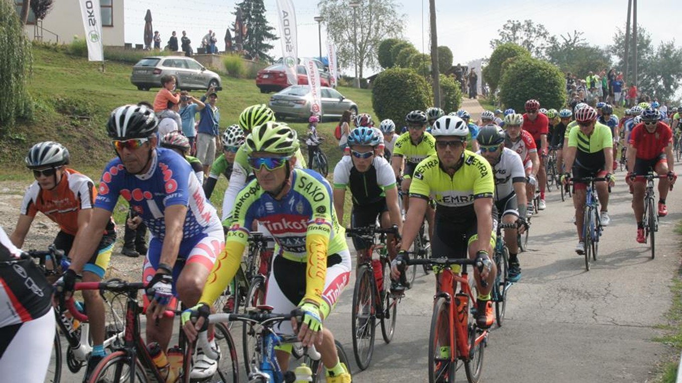 Amatérski cyklisiti sa zídu v Sabinove.