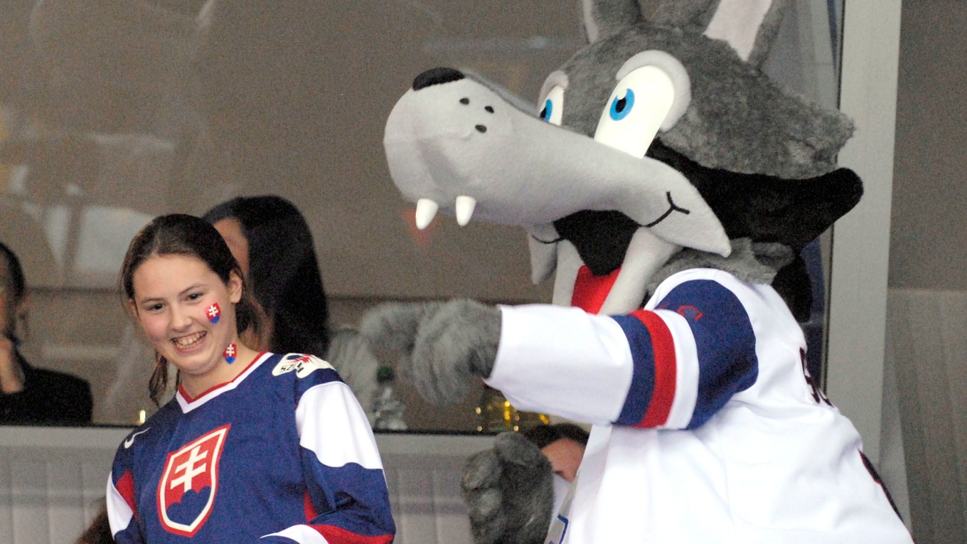 Takto zabával maskot fanúšikov v Steel Aréne v roku 2011.