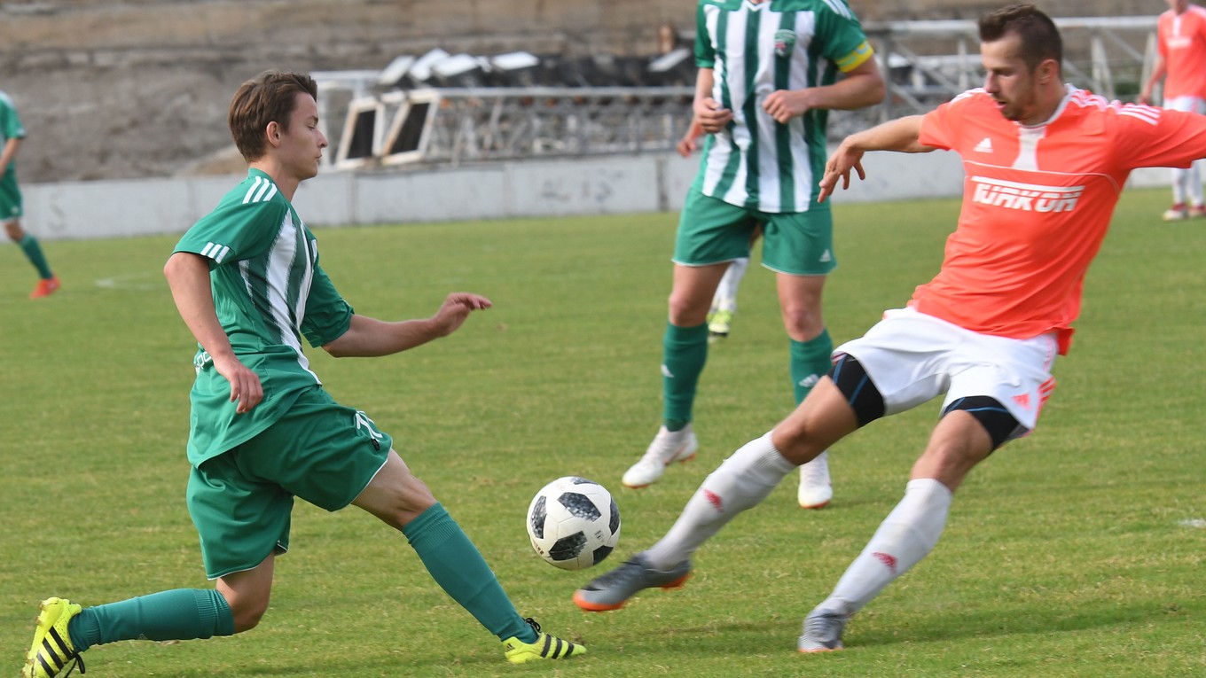 Prešov B – FK Košice. Zľava Erik Stach (Prešov B) a strelec dvoch gólov FK Košice Radovan Bandžuch.