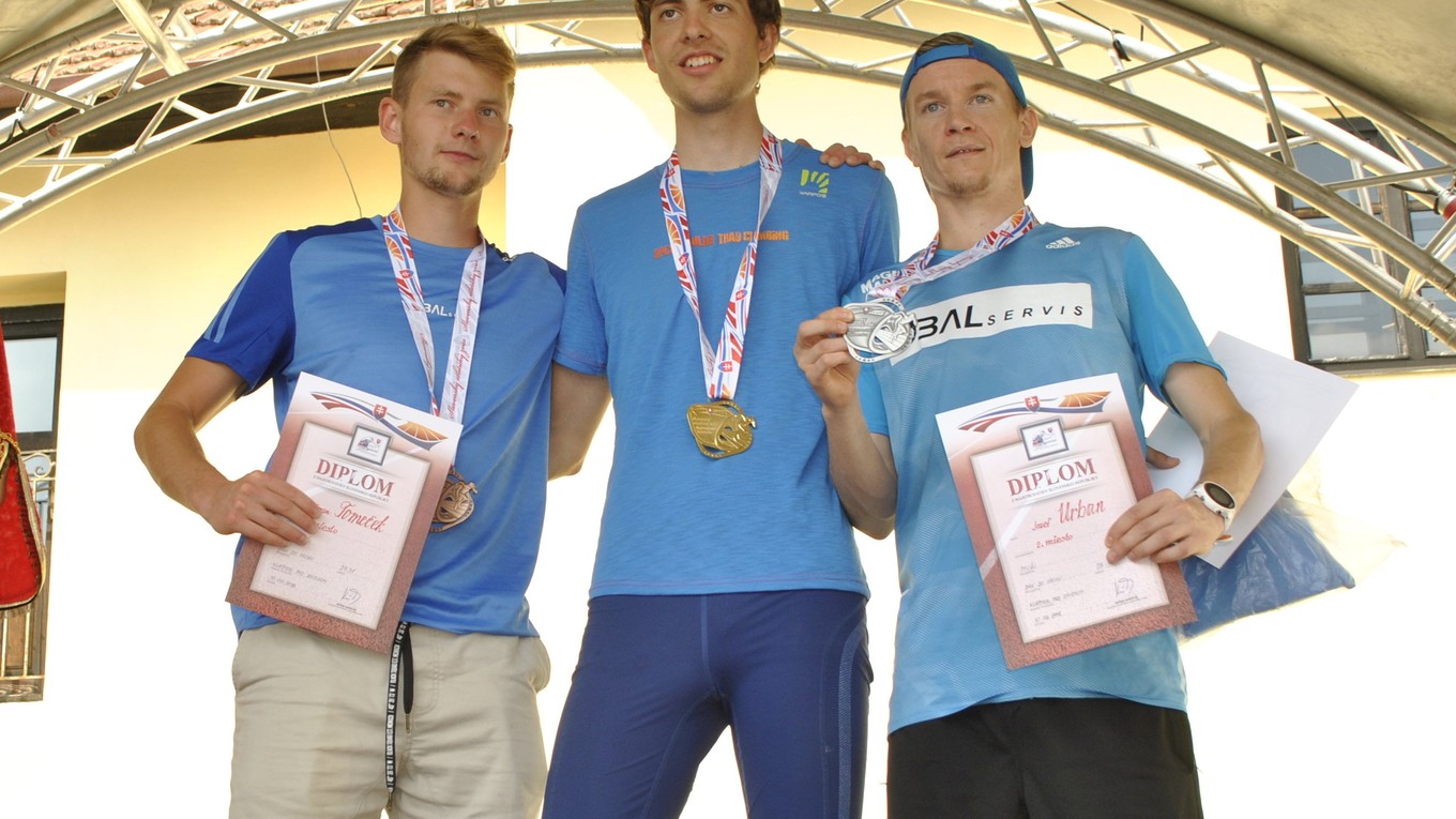 Medailisti z M-SR, zľava  Tomeček, víťazný Paulen a Urban.
