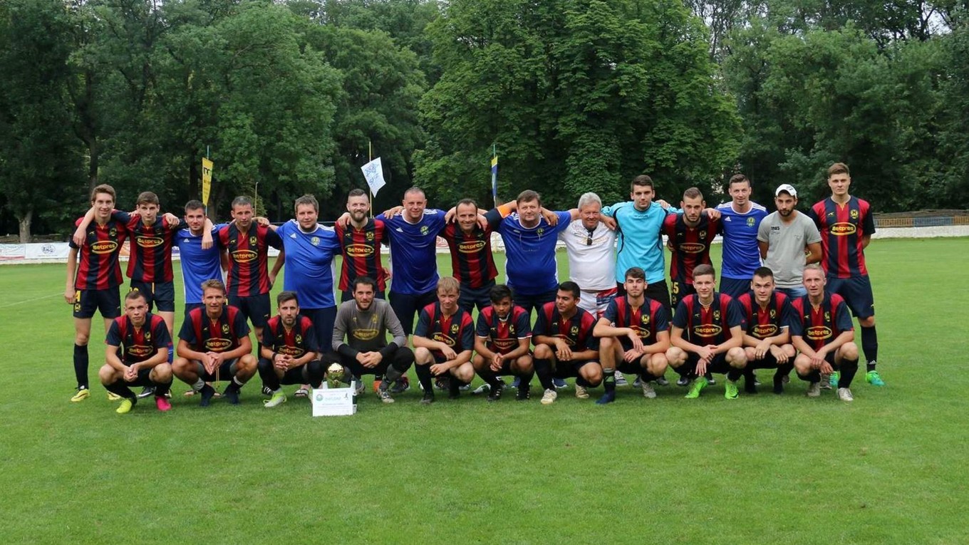 Kolektív FK Zemplínska Teplica po víťazstve v kvalifikačnom dueli a postupe do piatej ligy. 