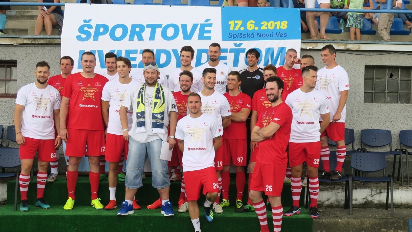 Na spišskonovoveskom futbalovom štadióne sa to v nedeľu hemžilo športovými osobnosťami.