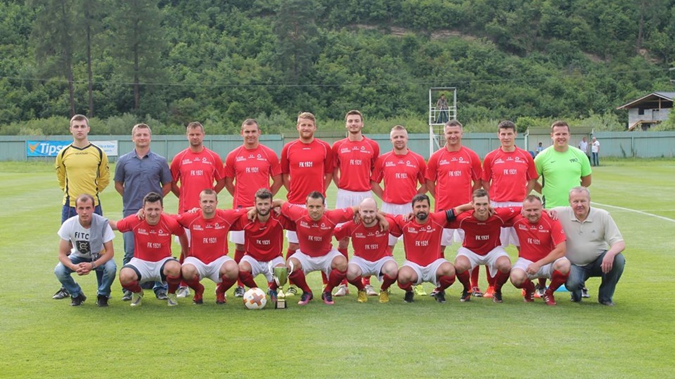 Futbalisti Hranovnice cez víkend oslávili víťazstvo v piatej lige Podtatranskej. Do vyššej súťaže ale nepôjdu. Víťazi ostatných piatoligových skupín áno.